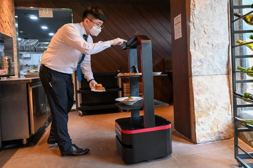 Пандемия приводит роботов-официантов в южнокорейские рестораны