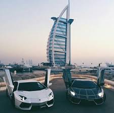 Авто на фоне Дубаи